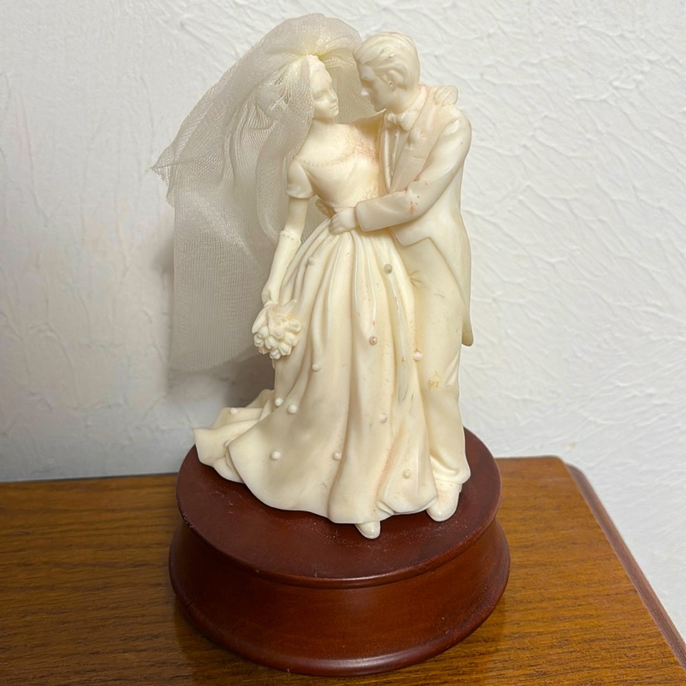 Bride and groom on wooden base from 1997 -Musical
